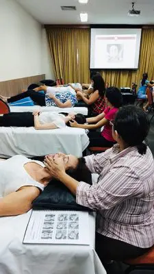alunos aplicando massagem