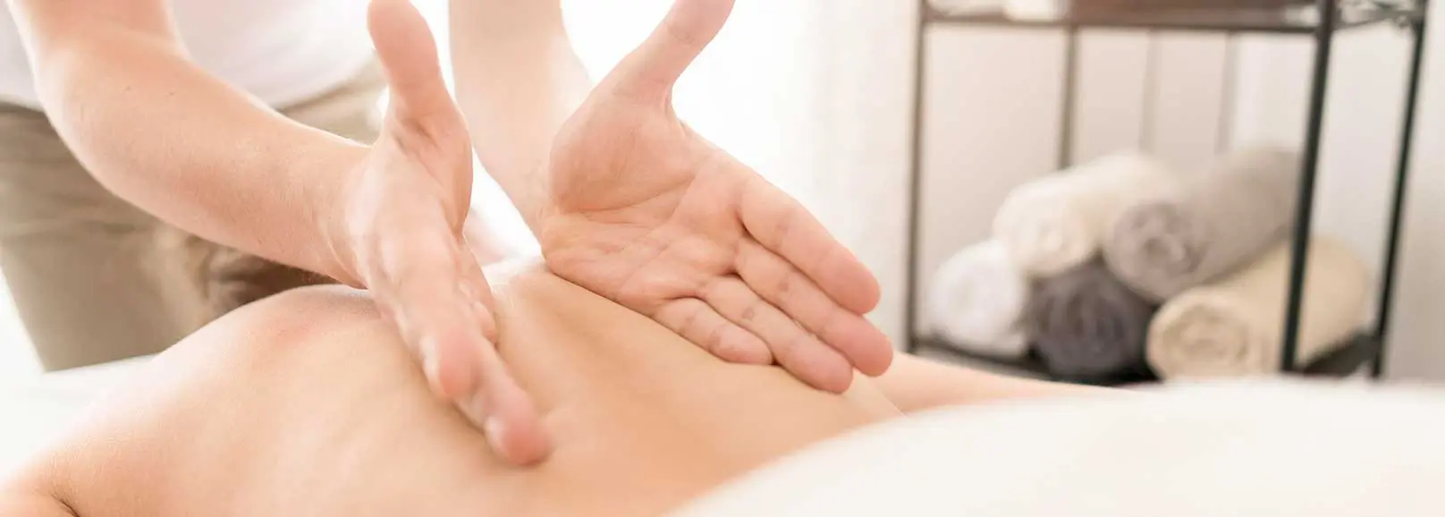 Mãos abertas fazendo massagem nas costas